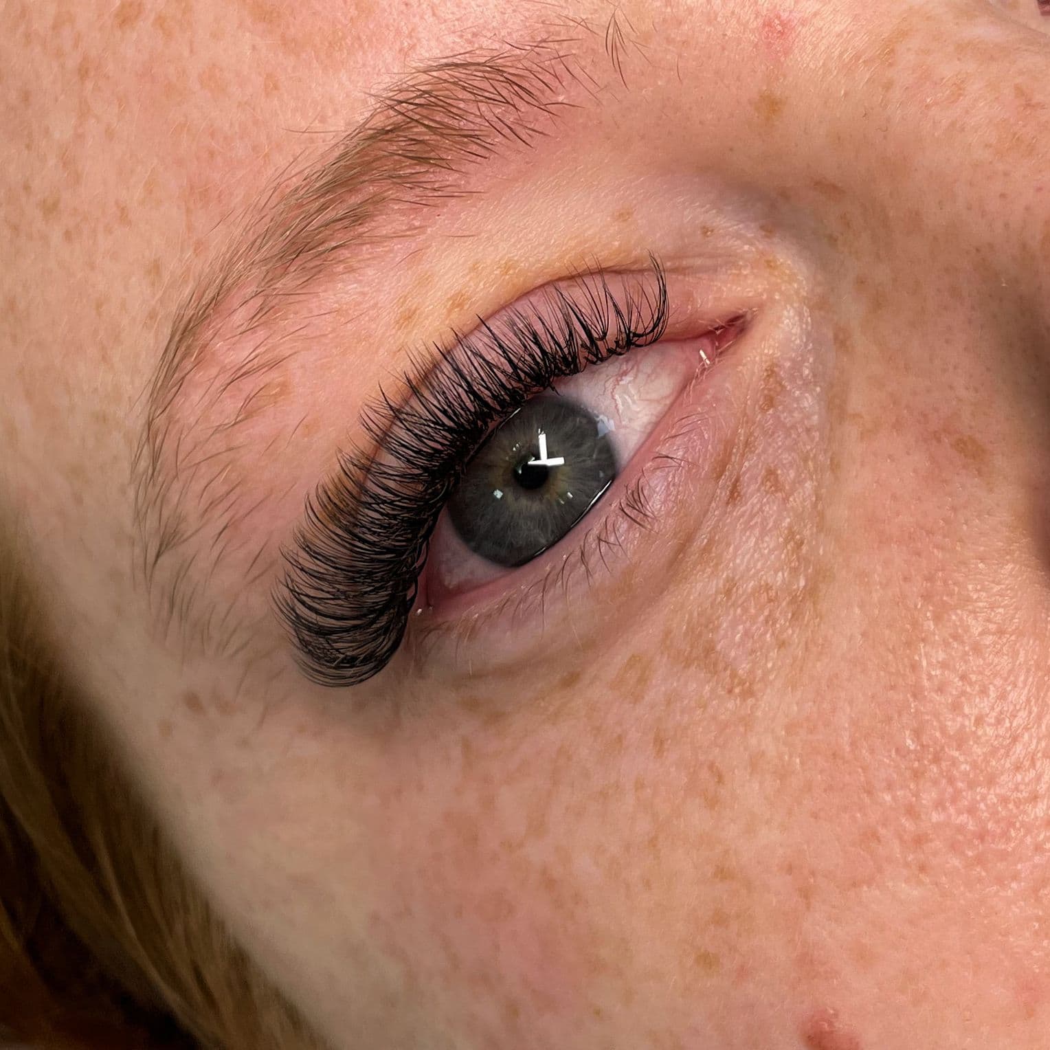 Hybrid lash extensions Wallsend - cat eye hybrid styling