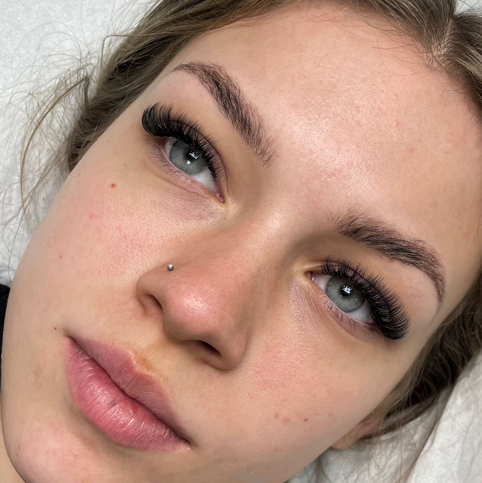 Russian Volume vs Classic Lashes: Which Is Right for You?