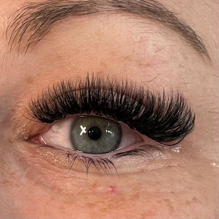 Russian volume lashes Wallsend - hybrid styling with volume base